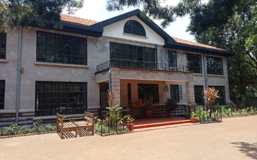 6 Bed House with En Suite in Runda