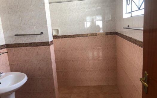 To Let: 4 Bedroom Town House With DSQ