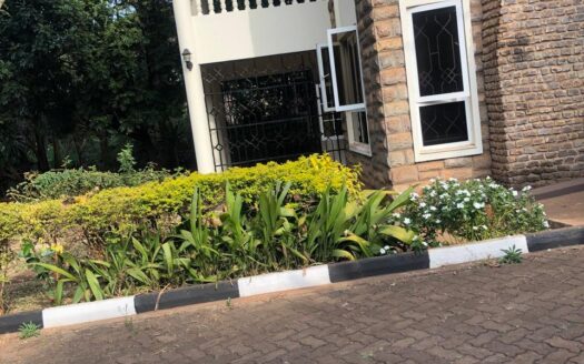 To Let: Large family Home Hill View Estate