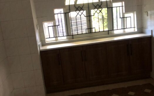 To Let: Large family Home Hill View Estate