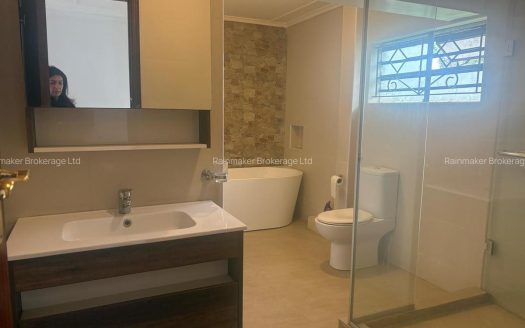 5 Bed House with En Suite at Brookside